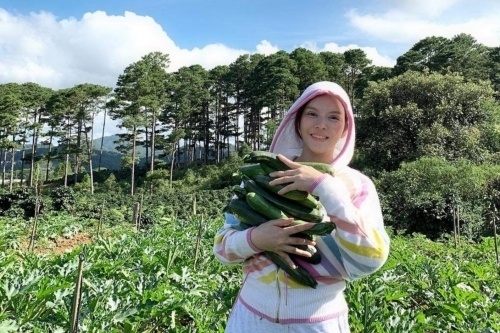 sao viet va cuoc song trong rau nuoi ga o nhung nong trai tien ty