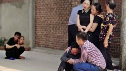 ngay ngay dau di hoc be trai bi bo quen trong truong hoc
