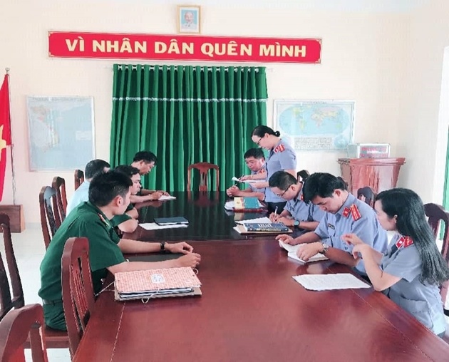 Kiểm sát việc tuân theo pháp luật tại Chi cục hải quan và đồn biên phòng cửa khẩu kiem sat viec tuan theo phap luat tai chi cuc hai quan va don bien phong cua khau