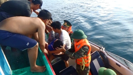 luc luong bien phong quang binh kip thoi cuu 7 thuyen vien gap nan tren bien