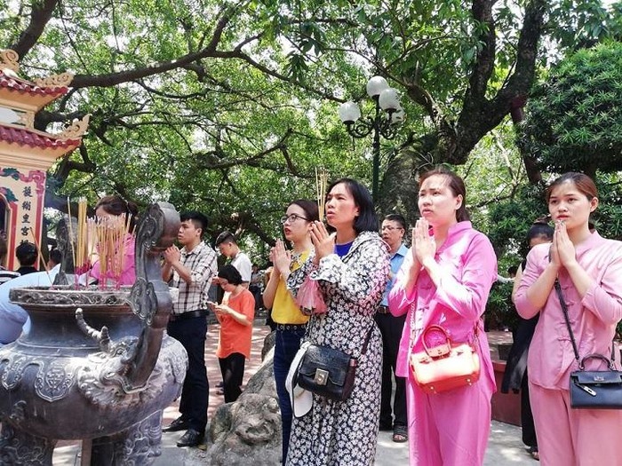 Mùa Vu Lan 2019: Người Hà Nội đi chùa từ sớm, người Sài Gòn thành tâm dự lễ thả hoa đăng mua vu lan 2019 nguoi ha noi di chua tu som nguoi sai gon thanh tam du le tha hoa dang