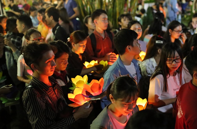 Mùa Vu Lan 2019: Người Hà Nội đi chùa từ sớm, người Sài Gòn thành tâm dự lễ thả hoa đăng mua vu lan 2019 nguoi ha noi di chua tu som nguoi sai gon thanh tam du le tha hoa dang