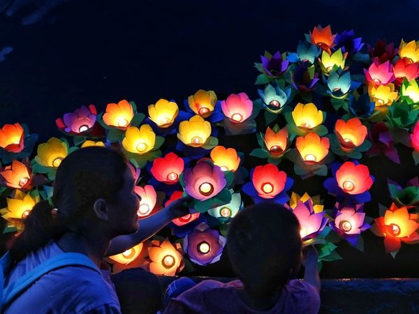 Mùa Vu Lan 2019: Người Hà Nội đi chùa từ sớm, người Sài Gòn thành tâm dự lễ thả hoa đăng mua vu lan 2019 nguoi ha noi di chua tu som nguoi sai gon thanh tam du le tha hoa dang