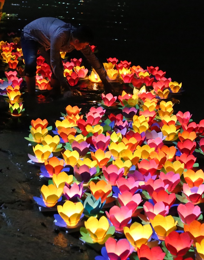 Mùa Vu Lan 2019: Người Hà Nội đi chùa từ sớm, người Sài Gòn thành tâm dự lễ thả hoa đăng mua vu lan 2019 nguoi ha noi di chua tu som nguoi sai gon thanh tam du le tha hoa dang