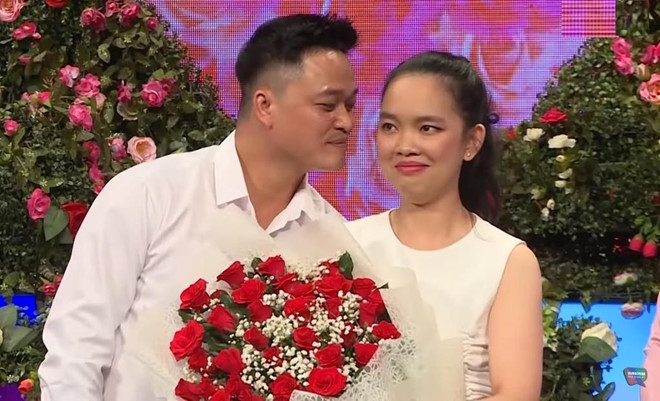 Cô gái đòi tiền tài trợ đi châu Âu vừa nhập viện, bạn trai vào thăm hỏi, động viên co gai doi tien tai tro di chau au vua nhap vien ban trai vao tham hoi dong vien