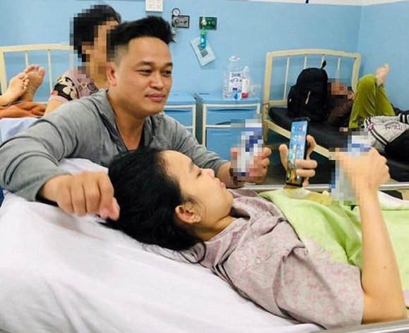 Cô gái đòi tiền tài trợ đi châu Âu vừa nhập viện, bạn trai vào thăm hỏi, động viên co gai doi tien tai tro di chau au vua nhap vien ban trai vao tham hoi dong vien
