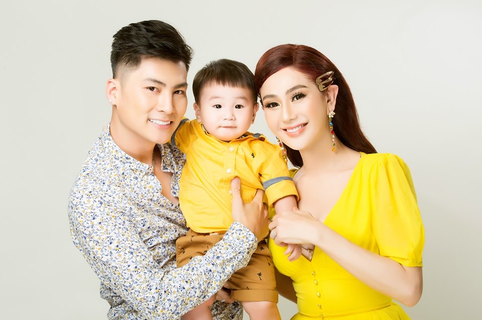 Lộ diện hình ảnh con trai của nữ hoàng chuyển giới Lâm Khánh Chi lo dien hinh anh con trai cua nu hoang chuyen gioi lam khanh chi