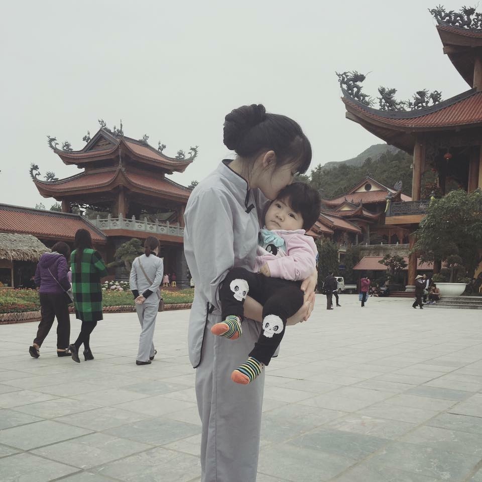 Cô gái xinh đẹp gác lại mọi giấc mơ tuổi 20 để làm mẹ một em bé tật nguyền co gai tre gac lai moi giac mo de lam me mot em be tat nguyen