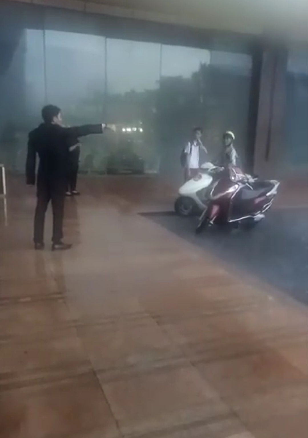Nhiều người bị đuổi ra ngoài khi đứng trú mưa tại sảnh một khách sạn tại Hà Nội nhieu nguoi bi duoi ra ngoai khi dung tru mua tai sanh mot khach san tai ha noi