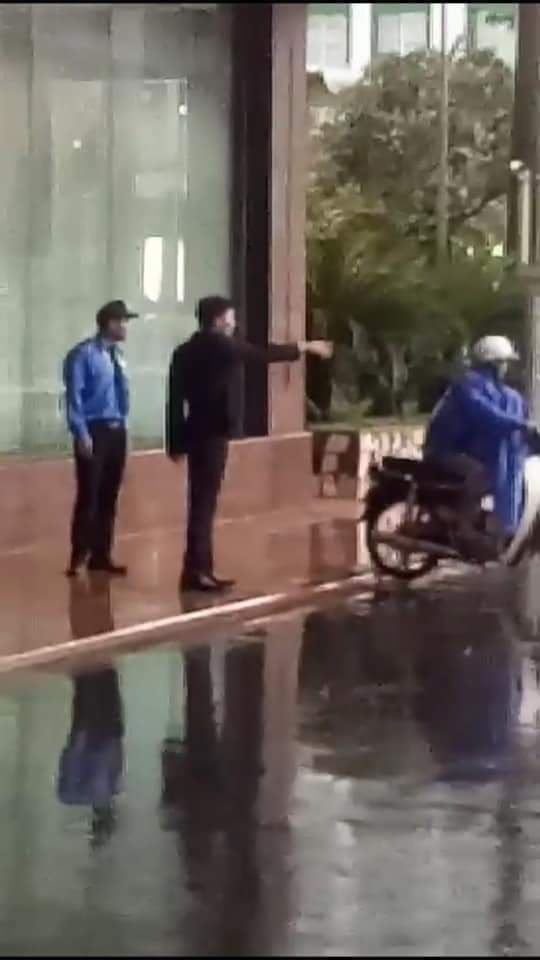 Nhiều người bị đuổi ra ngoài khi đứng trú mưa tại sảnh một khách sạn tại Hà Nội nhieu nguoi bi duoi ra ngoai khi dung tru mua tai sanh mot khach san tai ha noi
