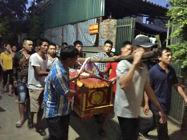 Hình ảnh đau xót trong lễ tang bé 14 tháng tuổi ở Đan Phượng hinh anh dau xot trong le tang be 14 thang tuoi o dan phuong
