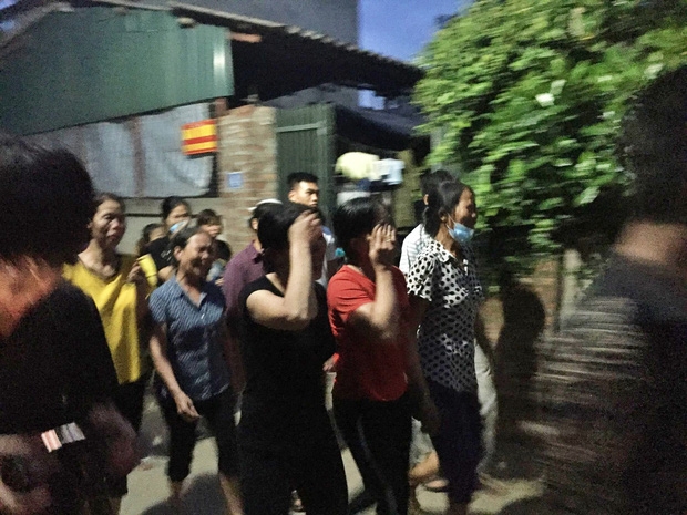 Hình ảnh đau xót trong lễ tang bé 14 tháng tuổi ở Đan Phượng hinh anh dau xot trong le tang be 14 thang tuoi o dan phuong