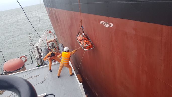 Tàu Việt Nam kịp thời cứu nạn một thuyền viên Trung Quốc trên biển tau viet nam kip thoi cuu nan mot thuyen vien trung quoc tren bien