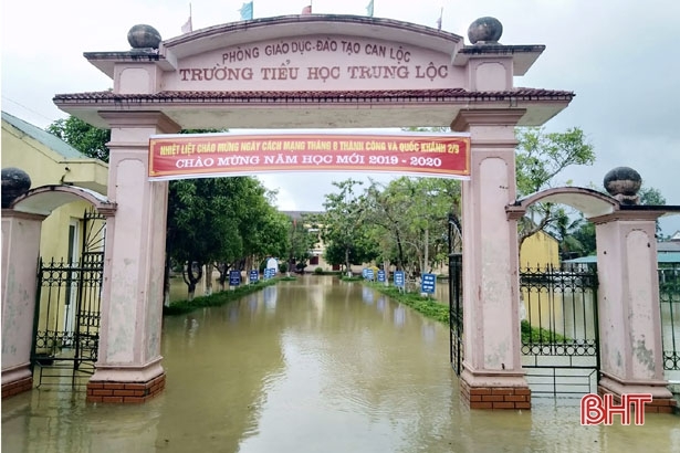 nhieu xa huyen mien trung ngap chim trong nuoc lu