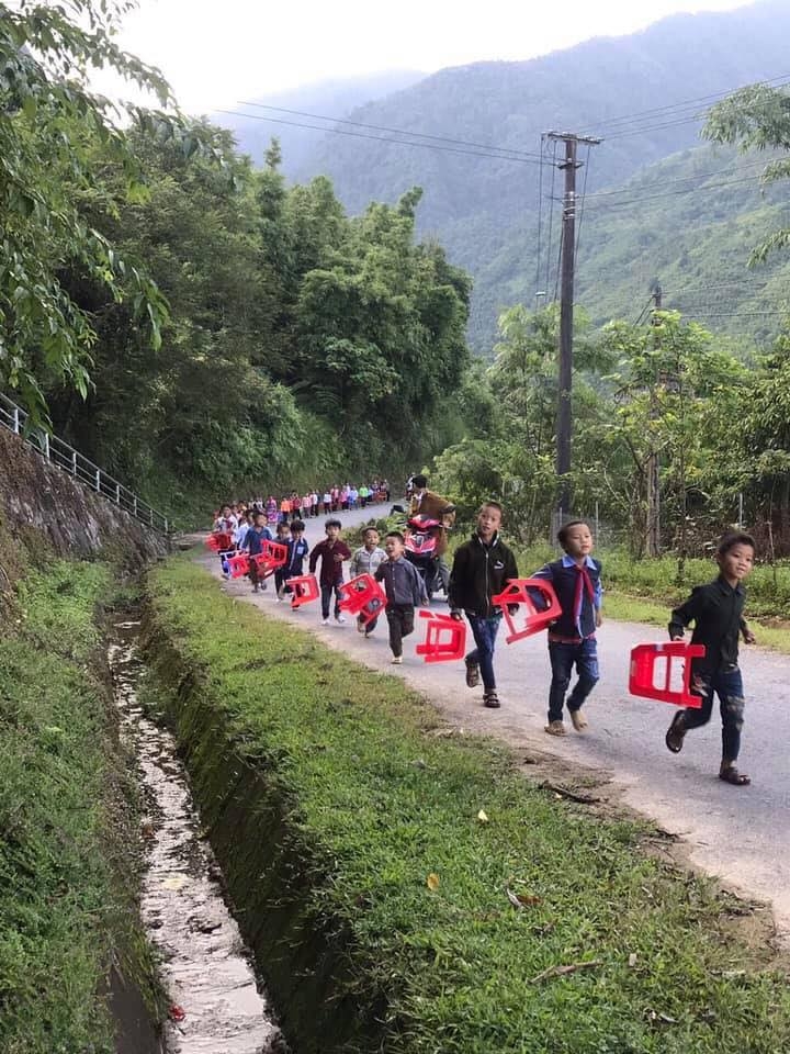 tre em vung cao xach ghe nhua noi hang di du le khai giang