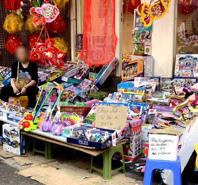 Phố Hàng Mã mùa Trung thu: Cấm chụp ảnh, nếu chụp trả phí 50 nghìn pho hang ma mua trung thu cam chup anh neu chup tra phi 50 nghin