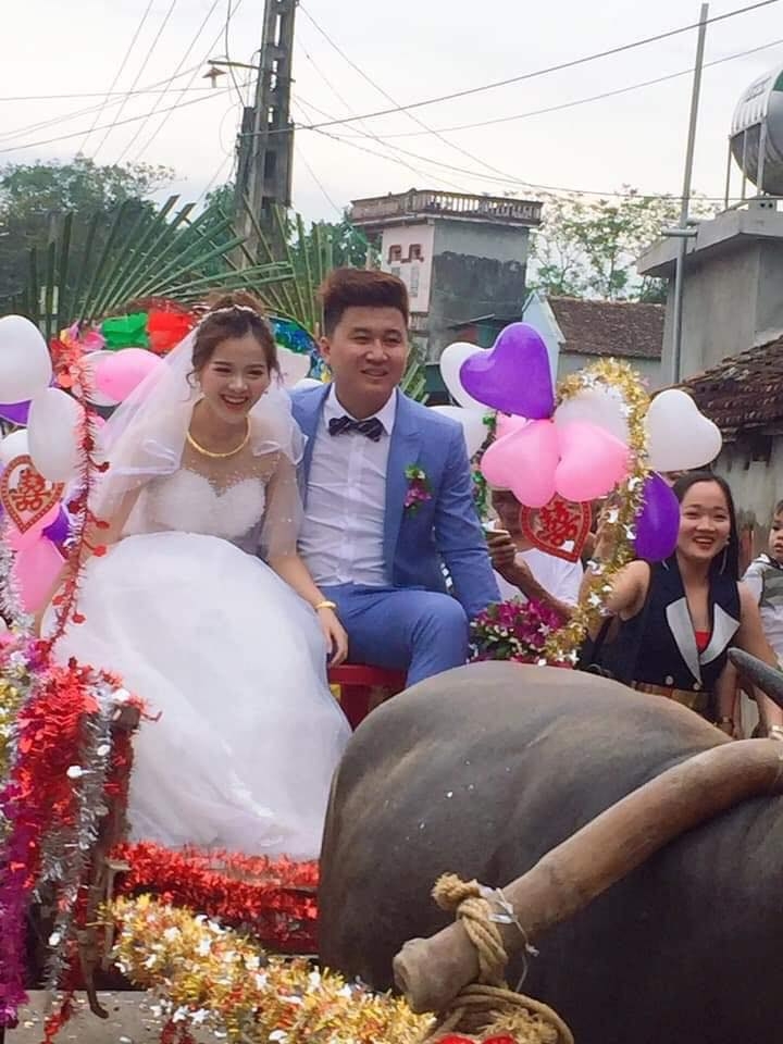 Được rước dâu bằng xe trâu, cô dâu cười hạnh phúc mãn nguyện duoc ruoc dau bang xe trau co dau cuoi hanh phuc man nguyen