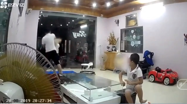 Vụ cán bộ kho bạc tát vợ: Nạn nhân bị thủng màng nhĩ tin moi vu nhan vien kho bac nha nuoc tat vo tui bui truoc mat 2 con nho