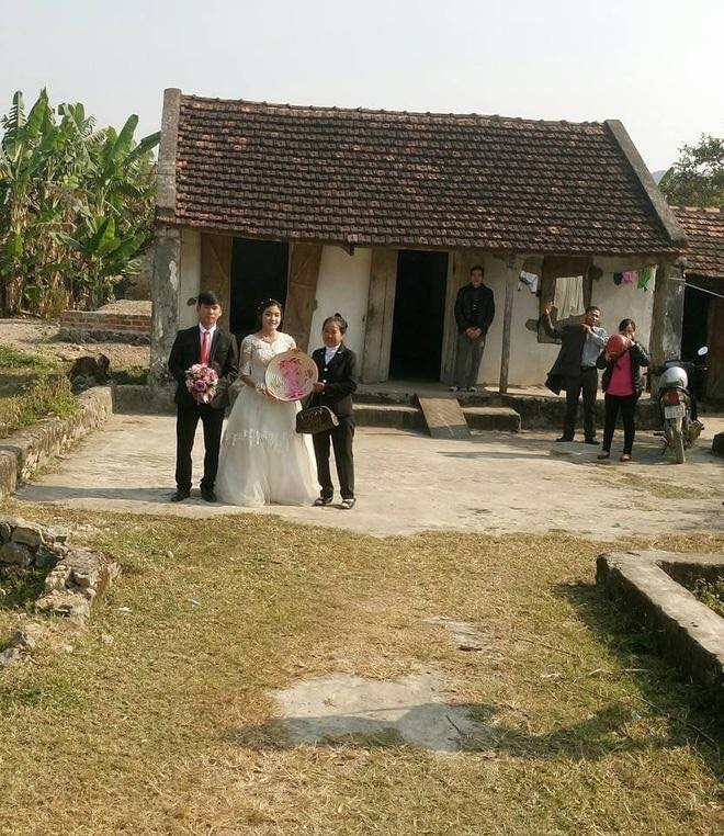Hình ảnh đám cưới 'một túp lều tranh, hai trái tim vàng' gây sốt mạng xã hội hinh anh dam cuoi mot tup leu tranh hai trai tim vang gay sot mang xa hoi