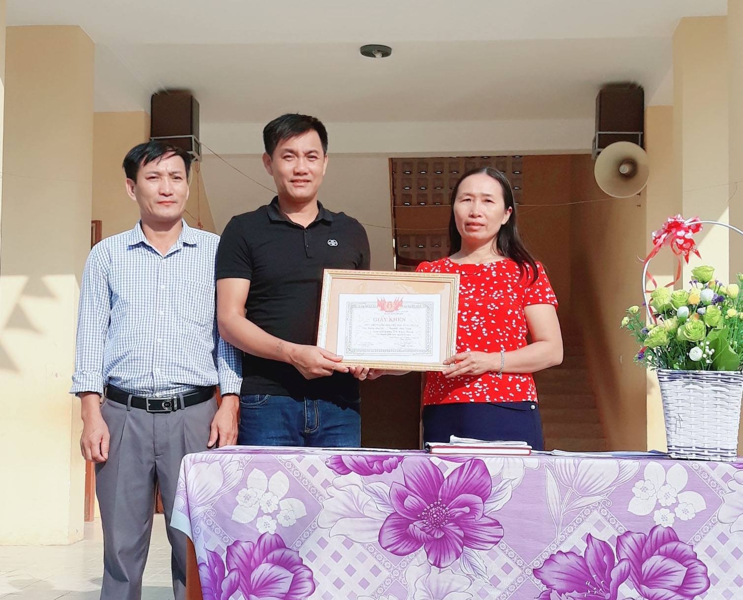 Cảm động bức thư bà mẹ gửi hai thầy giáo đã cứu sống con mình cam dong buc thu ba me gui hai thay giao da cuu song con minh