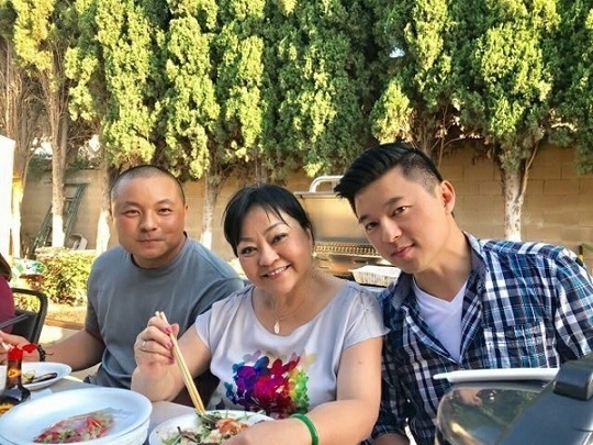 Vợ chồng ca sĩ Hương Lan tự trồng rau Việt trong căn nhà 1.000 m2 ở Mỹ vo chong ca si huong lan tu trong rau viet trong can nha 1000 m2 o my