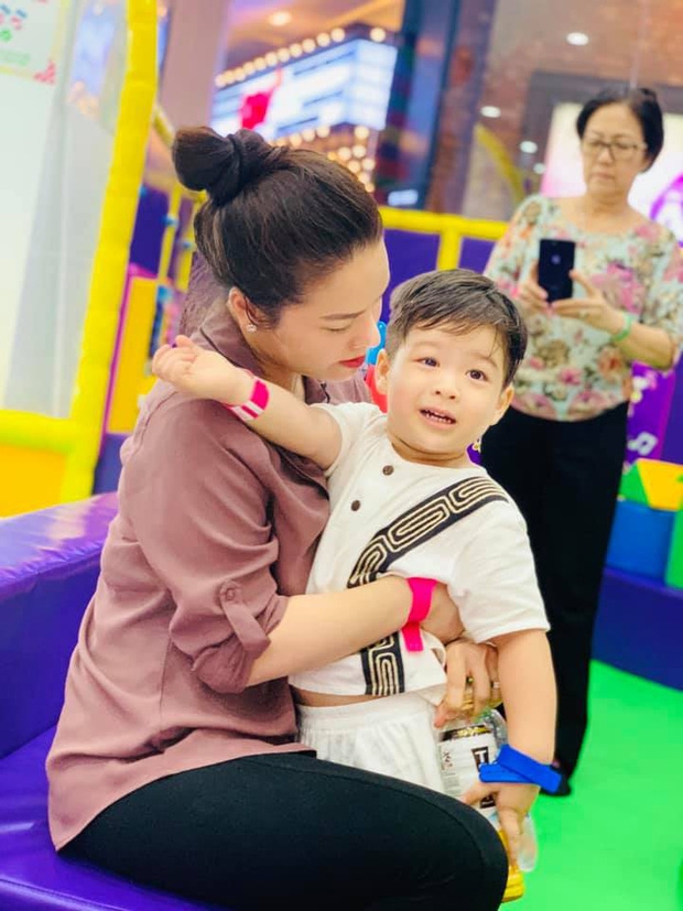 Thị Bình - Nhật Kim Anh rơi nước mắt nói về lý do nhường quyền nuôi con cho chồng thi binh nhat kim anh roi nuoc mat noi ve ly do nhuong quyen nuoi con cho chong