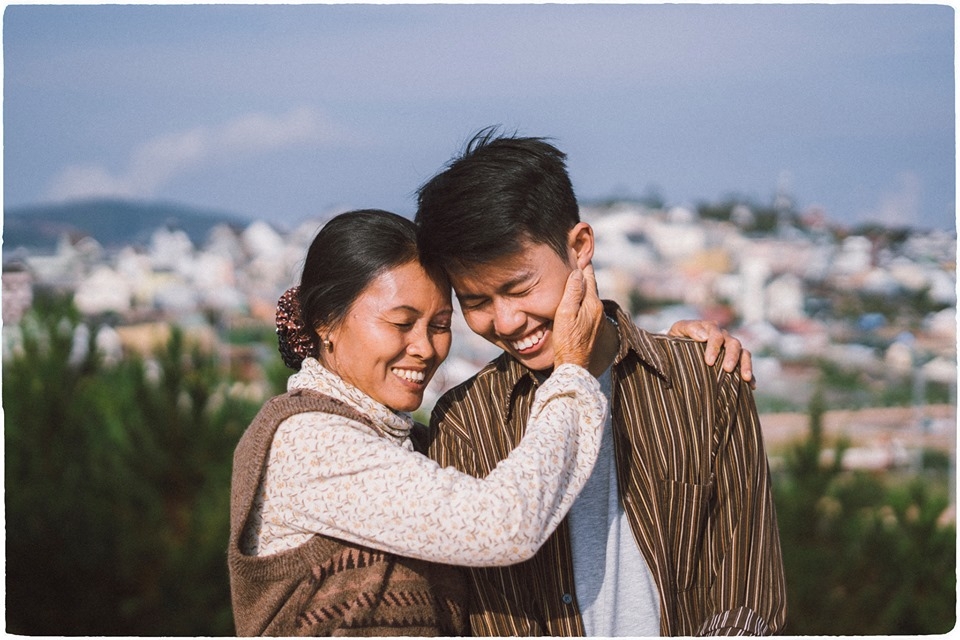 Bộ ảnh "Chuyến đi thanh xuân cùng mẹ" gây xúc động vì tình mẫu tử thiêng liêng bo anh chuyen di thanh xuan cung me gay xuc dong vi tinh mau tu thieng lieng