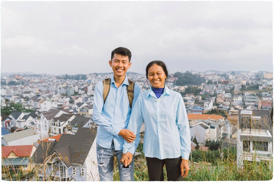 Bộ ảnh "Chuyến đi thanh xuân cùng mẹ" gây xúc động vì tình mẫu tử thiêng liêng bo anh chuyen di thanh xuan cung me gay xuc dong vi tinh mau tu thieng lieng