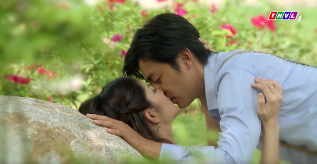 Thảo Trang"Tiếng sét trong mưa": "Phụ nữ không có ngực thì không sexy" thao trang dien vien dong canh nong trong tieng set trong mua thua nhan nang nguc