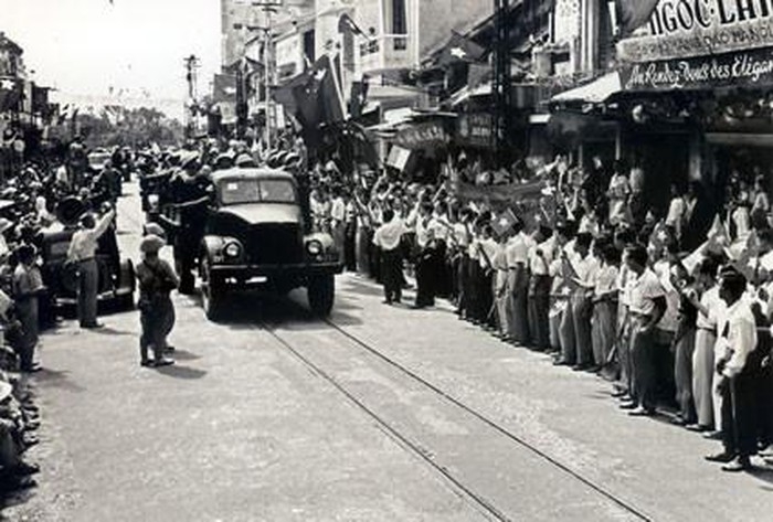 'Tiến về Hà Nội' - Bài hát 'tiên tri' ngày Giải phóng Thủ đô 10/10 tien ve ha noi bai hat tien tri ngay giai phong thu do 1010