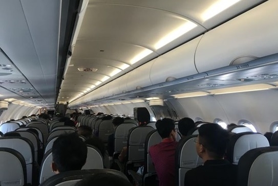 Phát hiện nữ hành khách lấy trộm áo phao trên máy bay phat hien nu hanh khach lay trom ao phao tren may bay