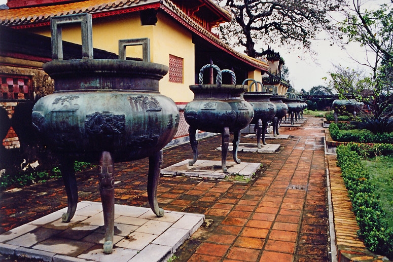 Chủ quyền biển đảo Việt Nam khắc trên Cửu đỉnh Huế chu quyen bien dao viet nam khac tren cuu dinh hue