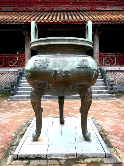 Chủ quyền biển đảo Việt Nam khắc trên Cửu đỉnh Huế chu quyen bien dao viet nam khac tren cuu dinh hue
