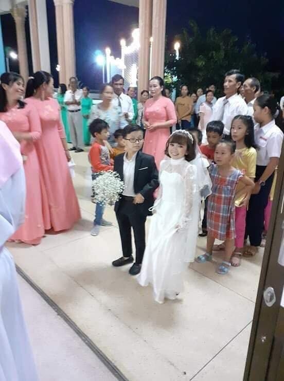 Kết đẹp như mơ của cặp cô dâu chú rể 'trẻ mãi không già' ket dep nhu mo cua cap co dau chu re tre mai khong gia