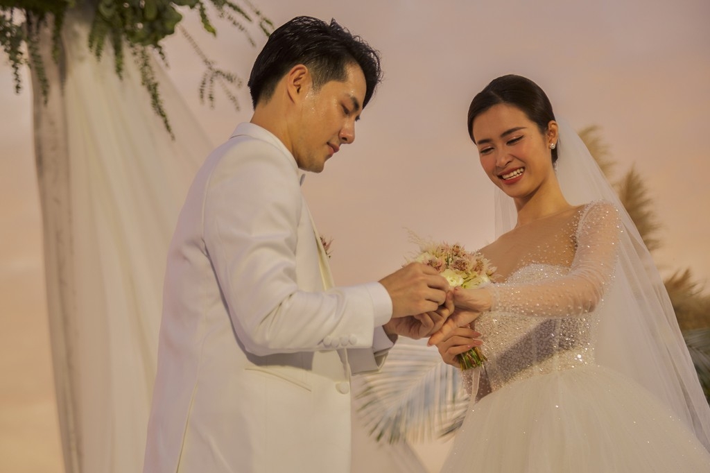 Những khoảnh khắc xúc động trong đám cưới Đông Nhi - Ông Cao Thắng nhung khoanh khac xuc dong trong dam cuoi dong nhi ong cao thang