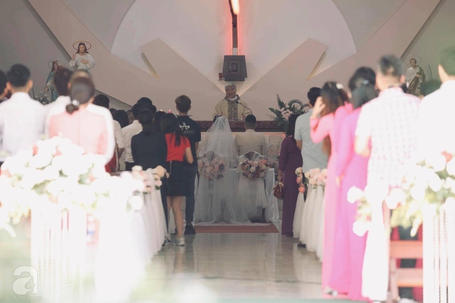 Hình ảnh hiếm của Bảo Thy và chồng đại gia trong hôn lễ tại nhà thờ hinh anh hiem cua bao thy va chong dai gia trong hon le tai nha tho