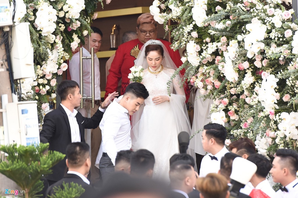 Hình ảnh hiếm của Bảo Thy và chồng đại gia trong hôn lễ tại nhà thờ hinh anh hiem cua bao thy va chong dai gia trong hon le tai nha tho