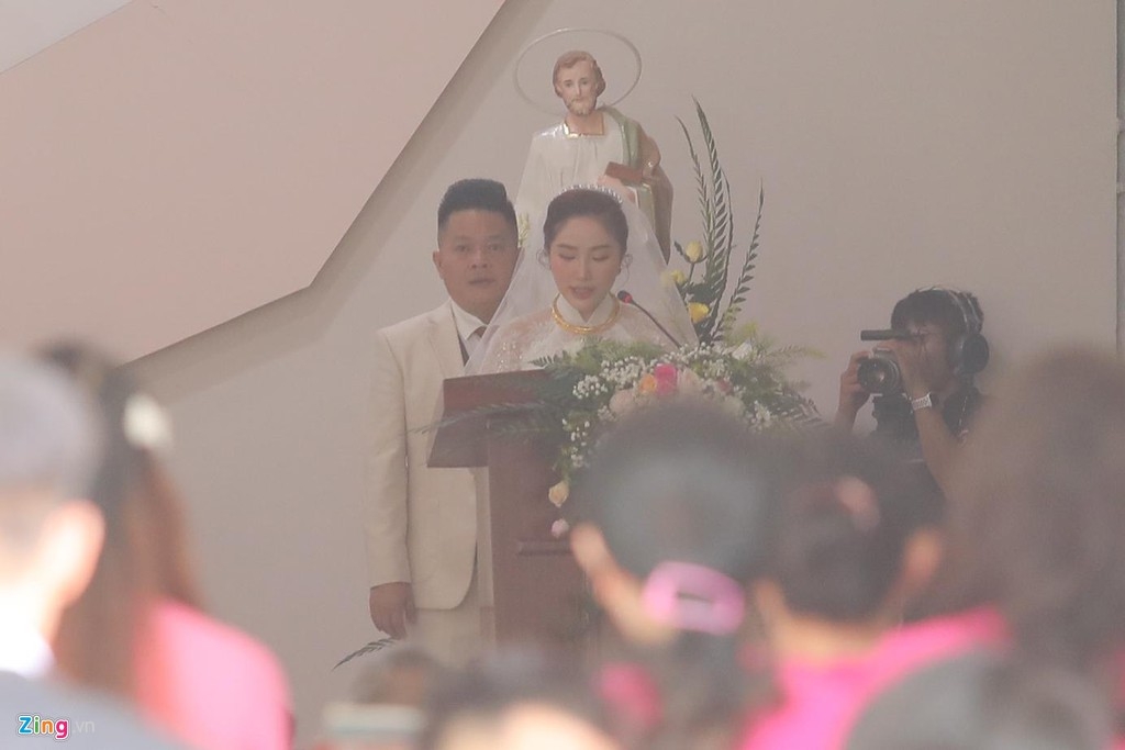 Hình ảnh hiếm của Bảo Thy và chồng đại gia trong hôn lễ tại nhà thờ hinh anh hiem cua bao thy va chong dai gia trong hon le tai nha tho