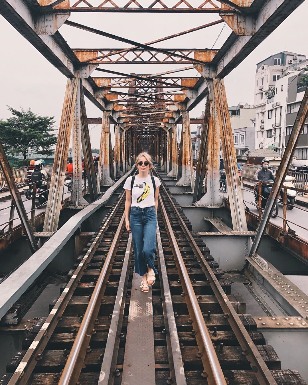 Bất chấp nguy hiểm, khách du lịch đổ xô đến cầu Long Biên chụp ảnh "check-in" bat chap nguy hiem khach du lich do xo den cau long bien chup anh check in