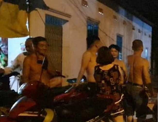 Cho rằng vợ lên mạng nói xấu mình, người chồng ra tay đánh vợ dã man cho rang vo len mang noi xau minh nguoi chong ra tay danh vo da man