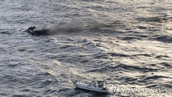 video khoanh khac mercedes boc chay ngun ngut giua pho ha noi