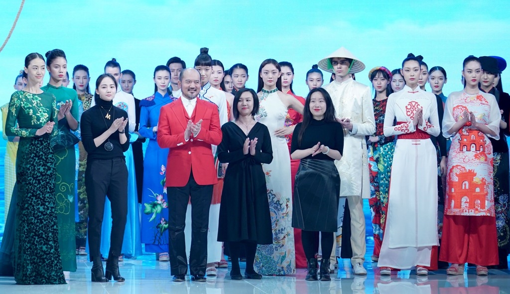 Dư luận bức xúc khi áo dài, nón lá bị gọi là 'phong cách Trung Quốc' cong chung buc xuc khi ao dai non la bi goi la phong cach trung quoc