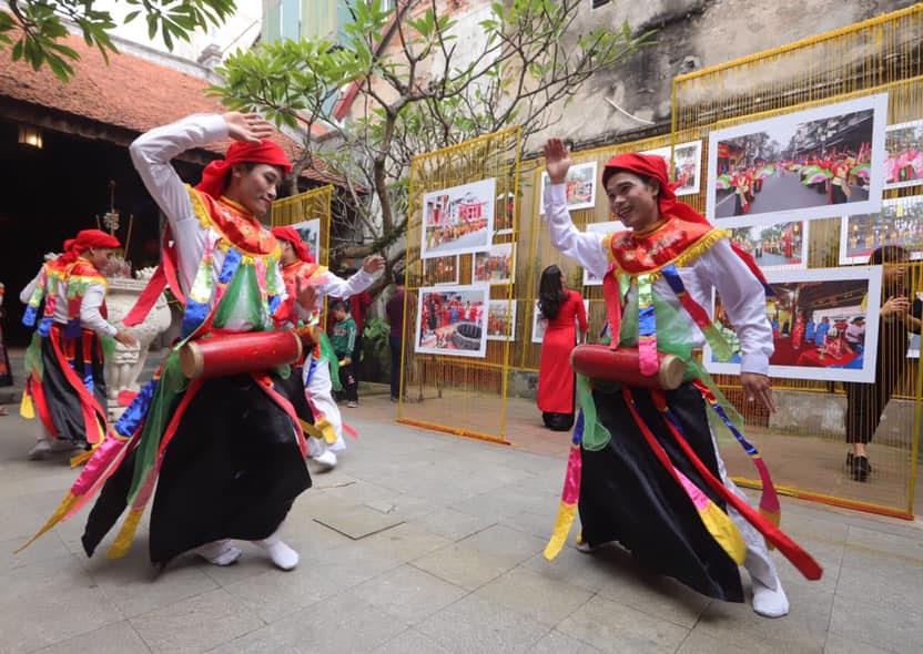 Triển lãm ảnh "Di sản trong lòng Hà Nội" mang lễ hội truyền thống đến gần hơn với người trẻ trien lam anh di san trong long ha noi mang le hoi truyen thong den gan hon voi nguoi tre