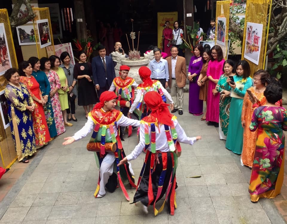 Triển lãm ảnh "Di sản trong lòng Hà Nội" mang lễ hội truyền thống đến gần hơn với người trẻ trien lam anh di san trong long ha noi mang le hoi truyen thong den gan hon voi nguoi tre