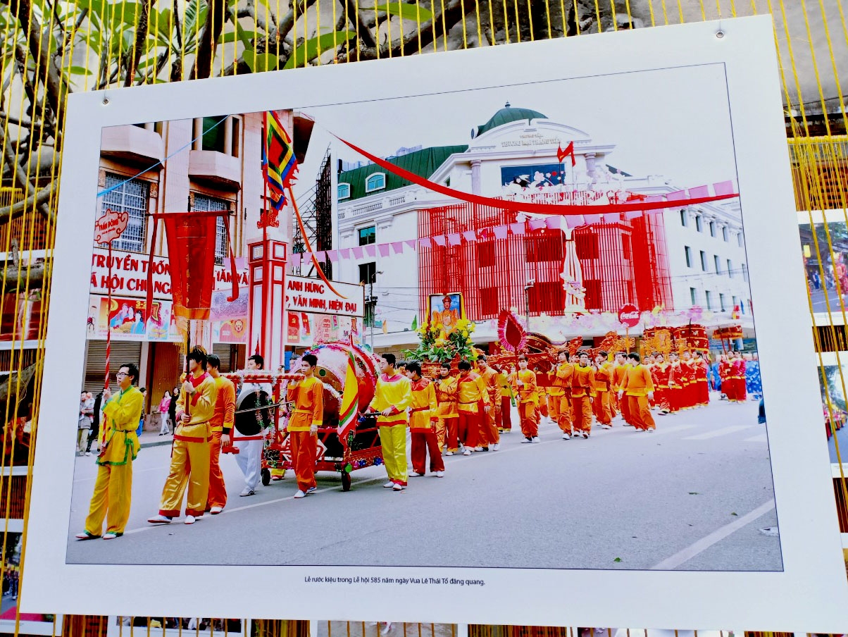 Triển lãm ảnh "Di sản trong lòng Hà Nội" mang lễ hội truyền thống đến gần hơn với người trẻ trien lam anh di san trong long ha noi mang le hoi truyen thong den gan hon voi nguoi tre