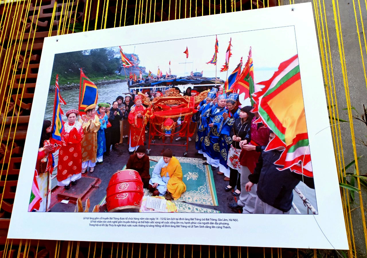 Triển lãm ảnh "Di sản trong lòng Hà Nội" mang lễ hội truyền thống đến gần hơn với người trẻ trien lam anh di san trong long ha noi mang le hoi truyen thong den gan hon voi nguoi tre