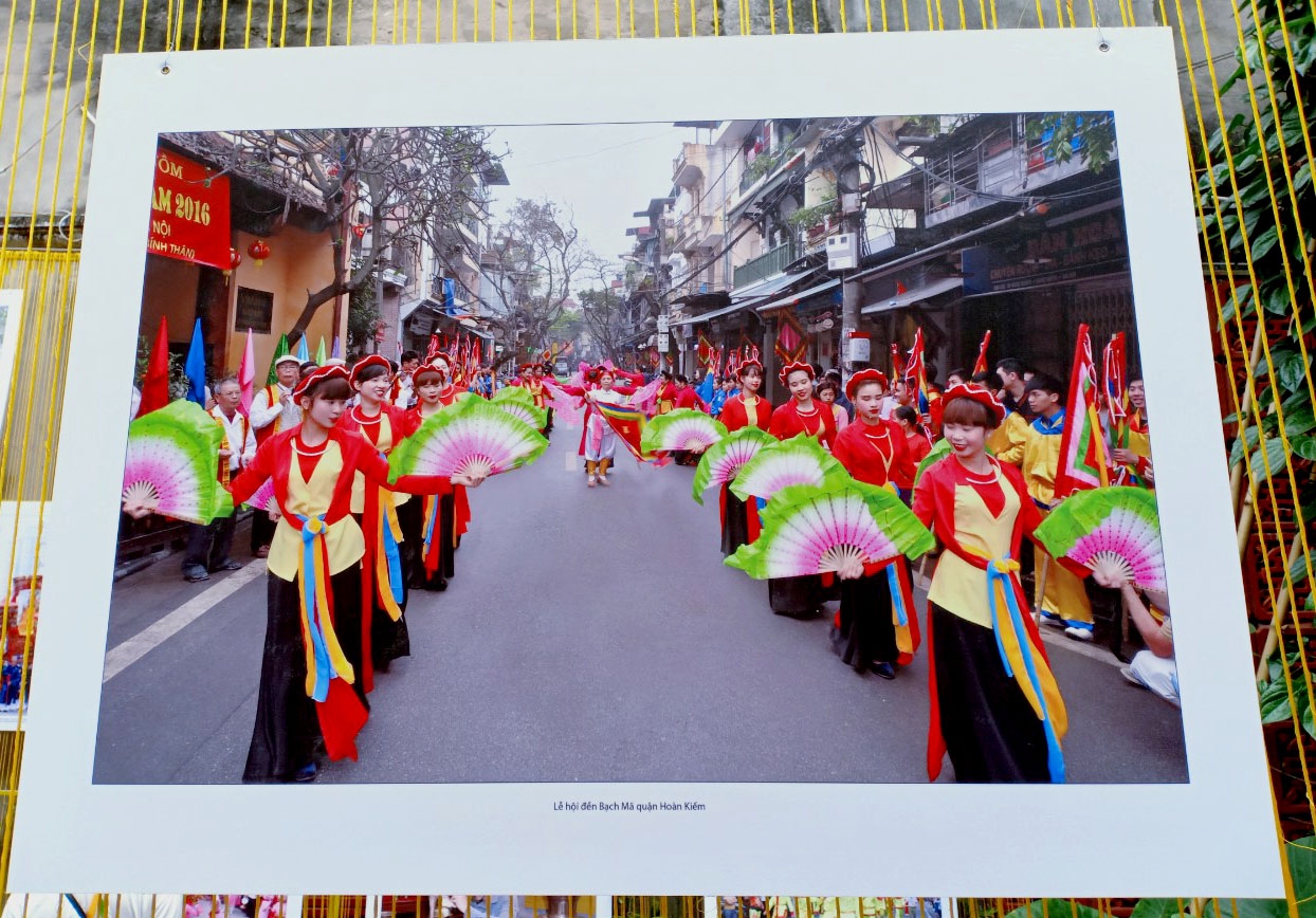 Triển lãm ảnh "Di sản trong lòng Hà Nội" mang lễ hội truyền thống đến gần hơn với người trẻ trien lam anh di san trong long ha noi mang le hoi truyen thong den gan hon voi nguoi tre