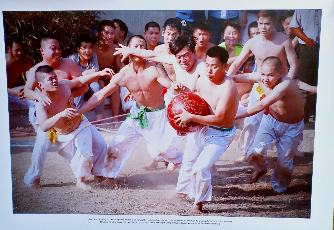 Triển lãm ảnh "Di sản trong lòng Hà Nội" mang lễ hội truyền thống đến gần hơn với người trẻ trien lam anh di san trong long ha noi mang le hoi truyen thong den gan hon voi nguoi tre