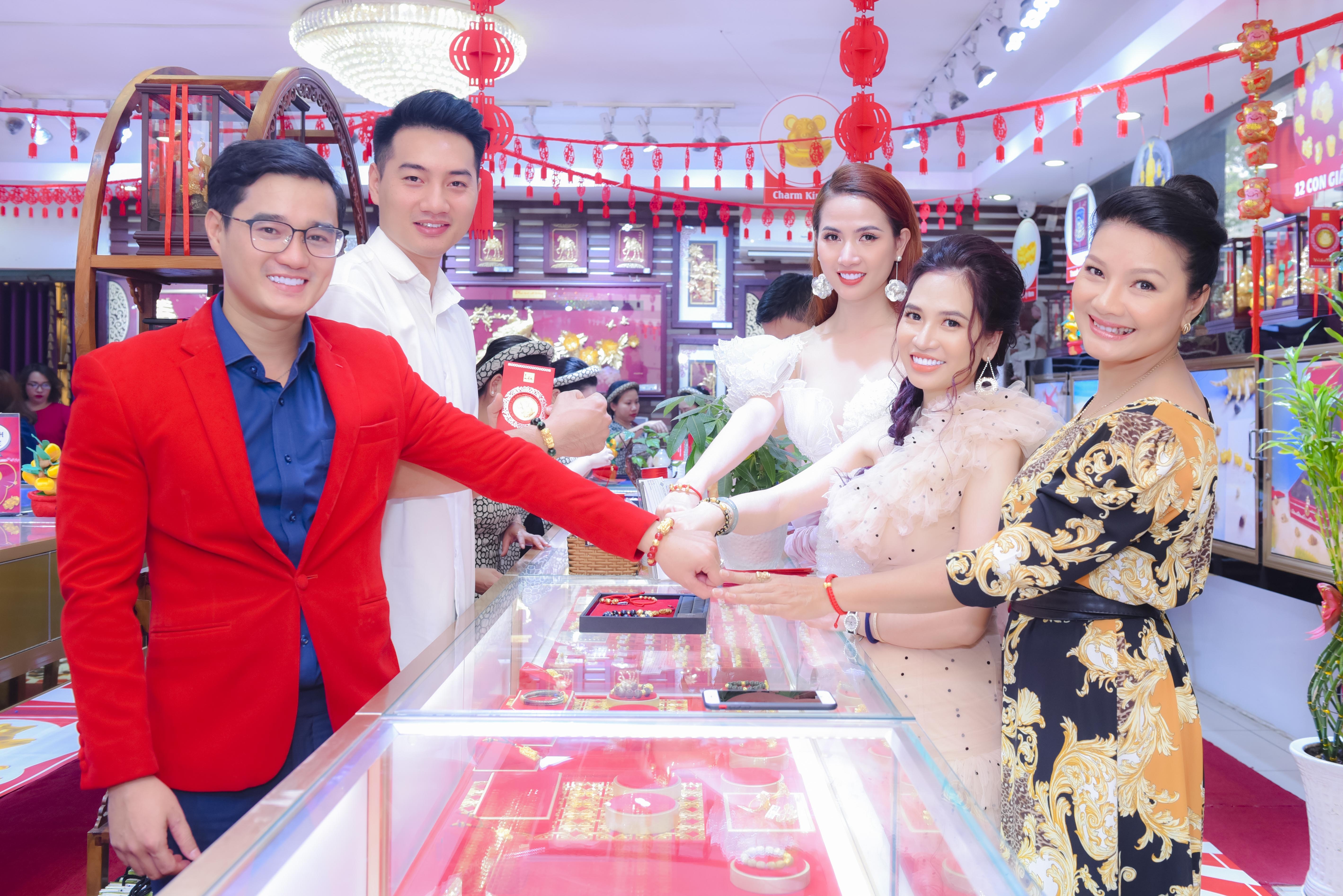 Diễn viên Kiều Trinh, Phan Thị Mơ, Cao Xuân Tài 'họp mặt' mua trang sức phong thủy dien vien kieu trinh phan thi mo cao xuan tai hop mat mua trang suc phong thuy