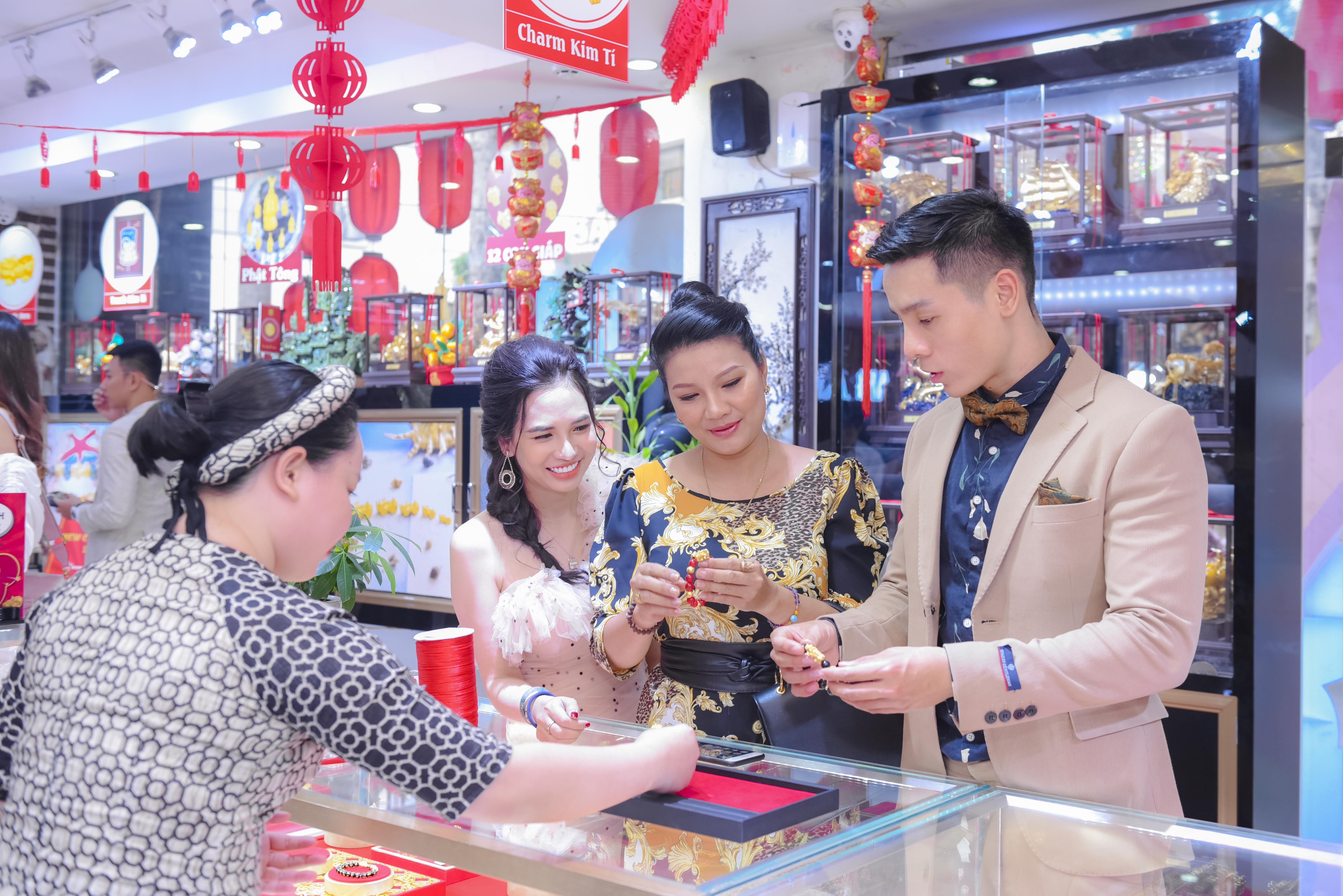 Diễn viên Kiều Trinh, Phan Thị Mơ, Cao Xuân Tài 'họp mặt' mua trang sức phong thủy dien vien kieu trinh phan thi mo cao xuan tai hop mat mua trang suc phong thuy